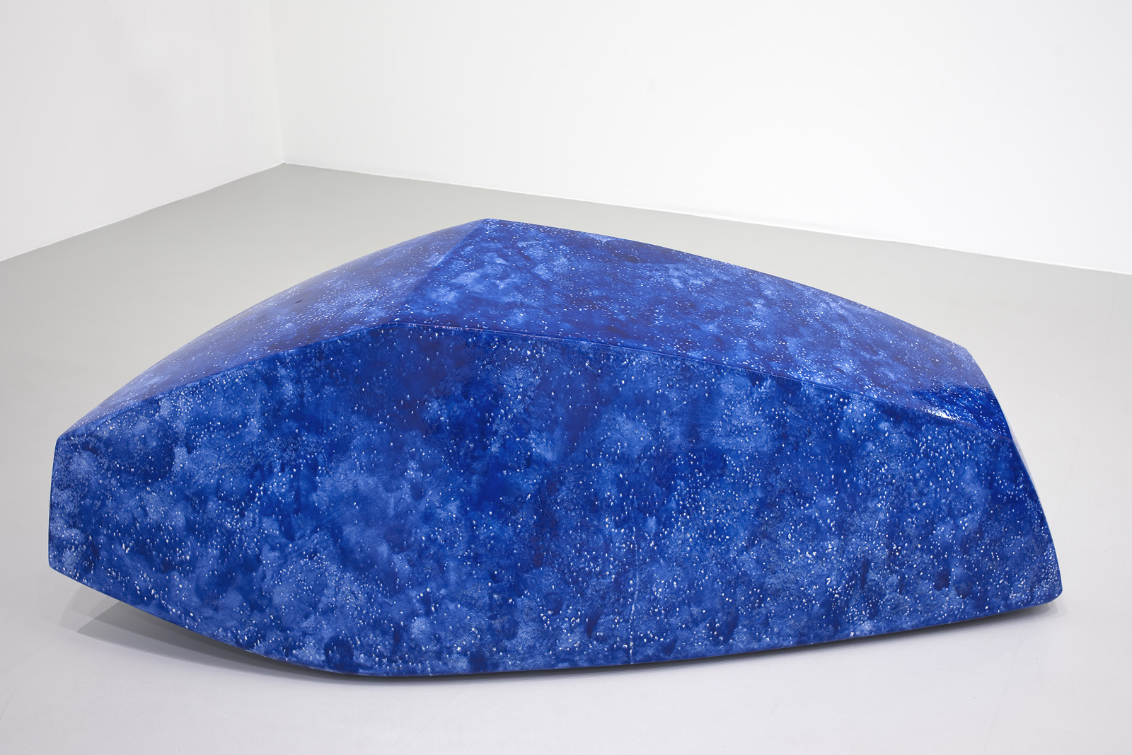 Richard Deacon, Another Kind of Blue, 2010, 86 x 242 x 76 cm, Keramik, Glasur, Sprengel Museum Hannover